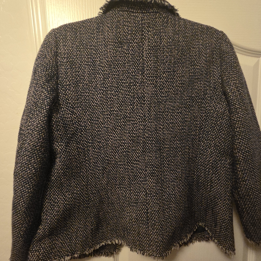 Chic Tweed Blazer with Fringe Detail - Picture 5 of 7